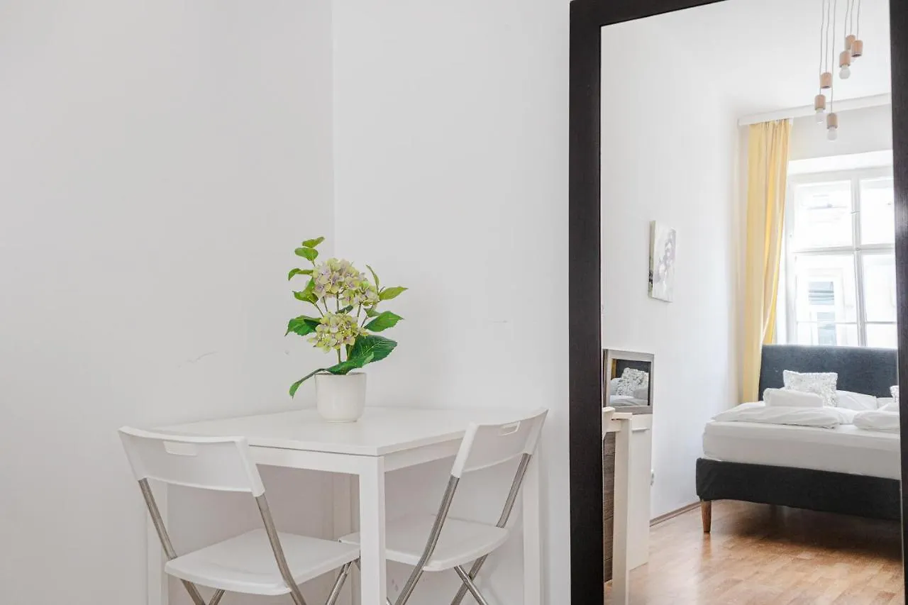 Central Belvedere 3Br Shared Apartment - 12 Min From City Center Vienna