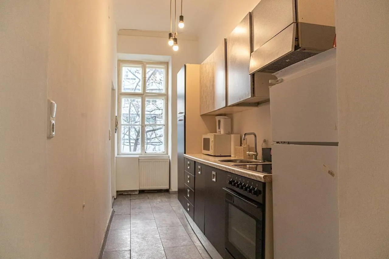 Central Belvedere 3Br Shared Apartment - 12 Min From City Center Vienna